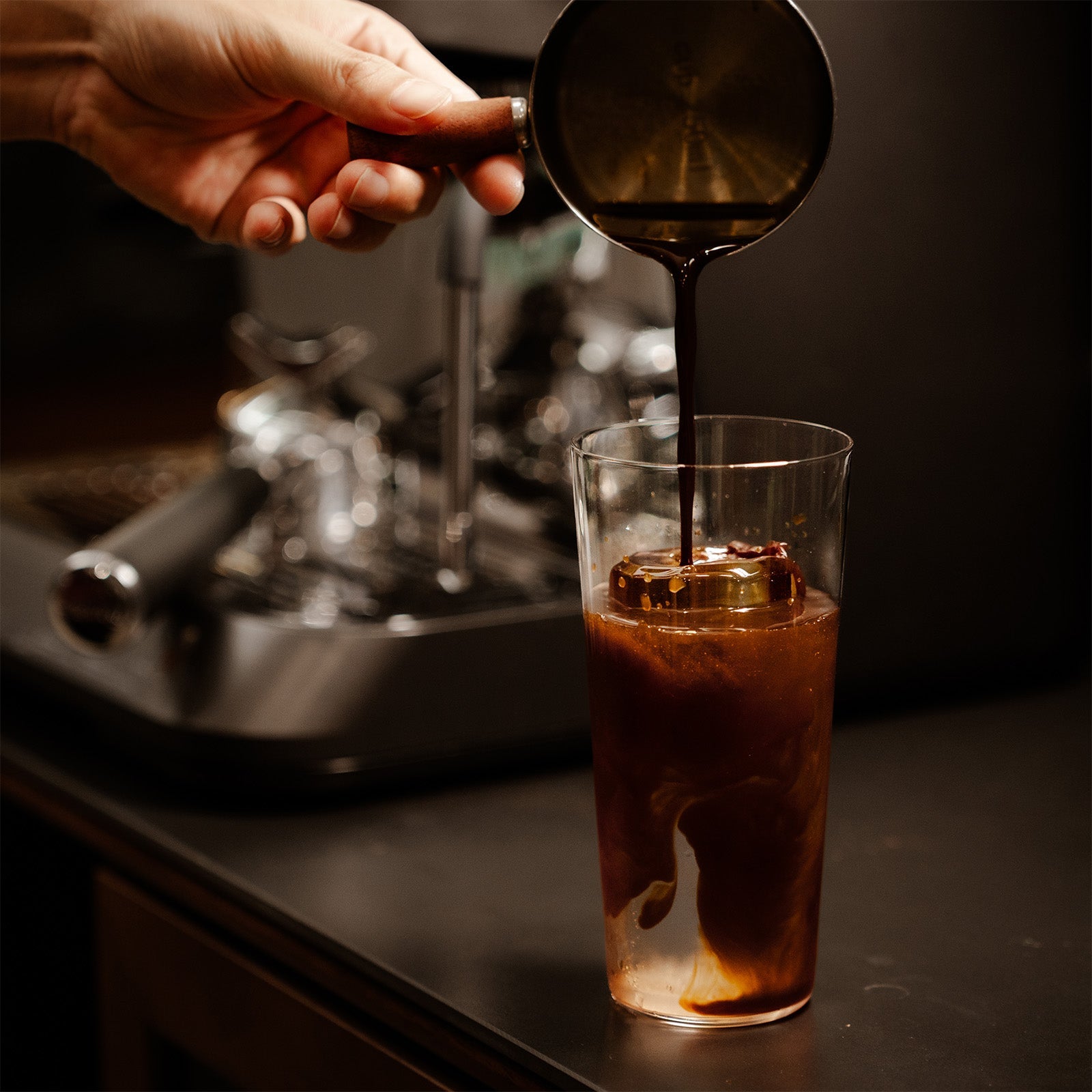 The 5 Definitive Advantages of Using Ice Balls Over Cubes for Whiskey