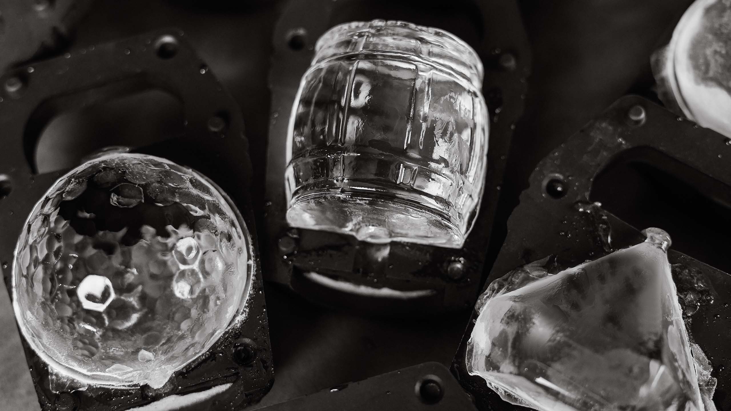 Simple Ways to Make Crystal Ice Cubes for Christmas Cocktails