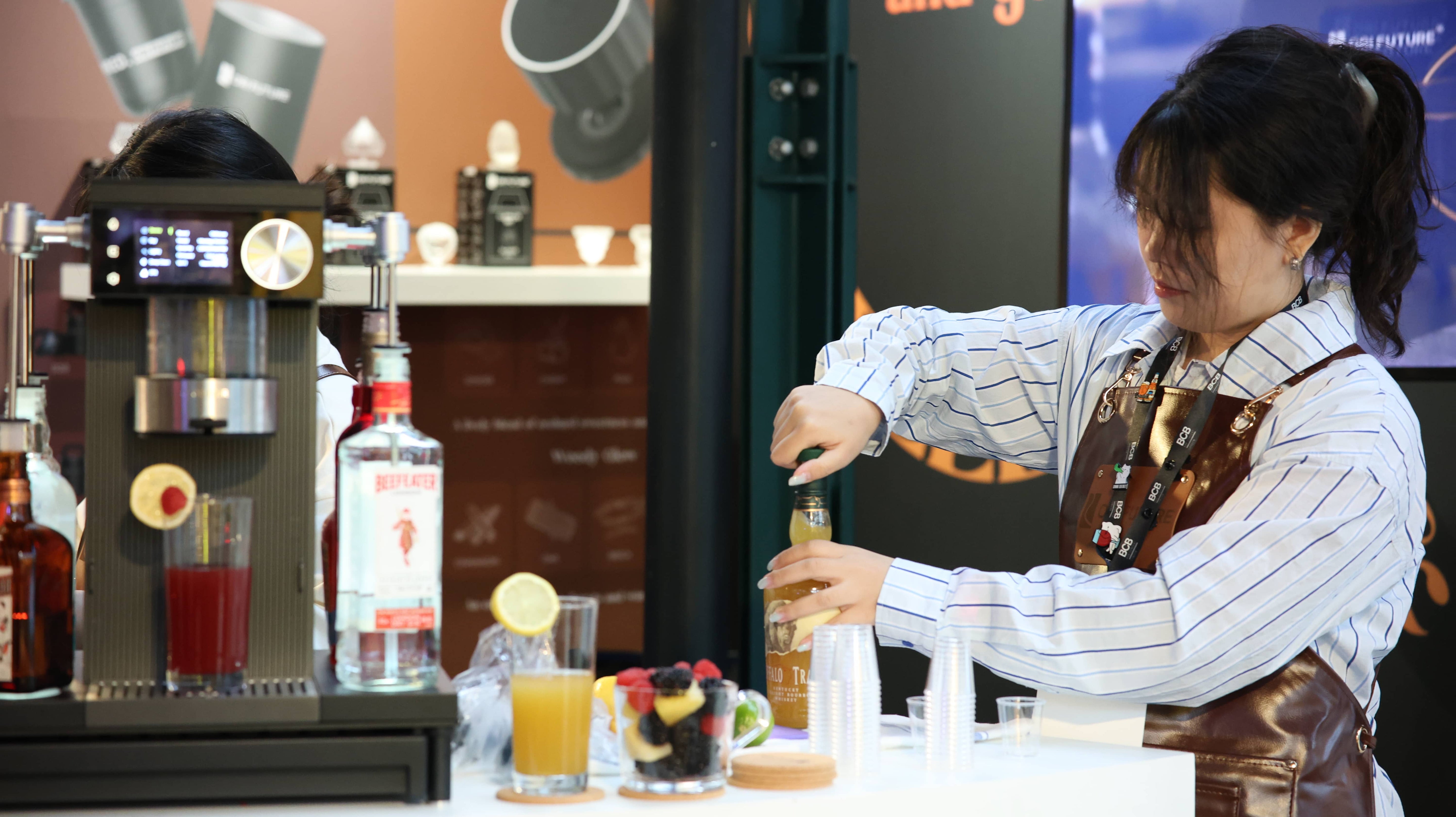 How do professional bars make clear ice?